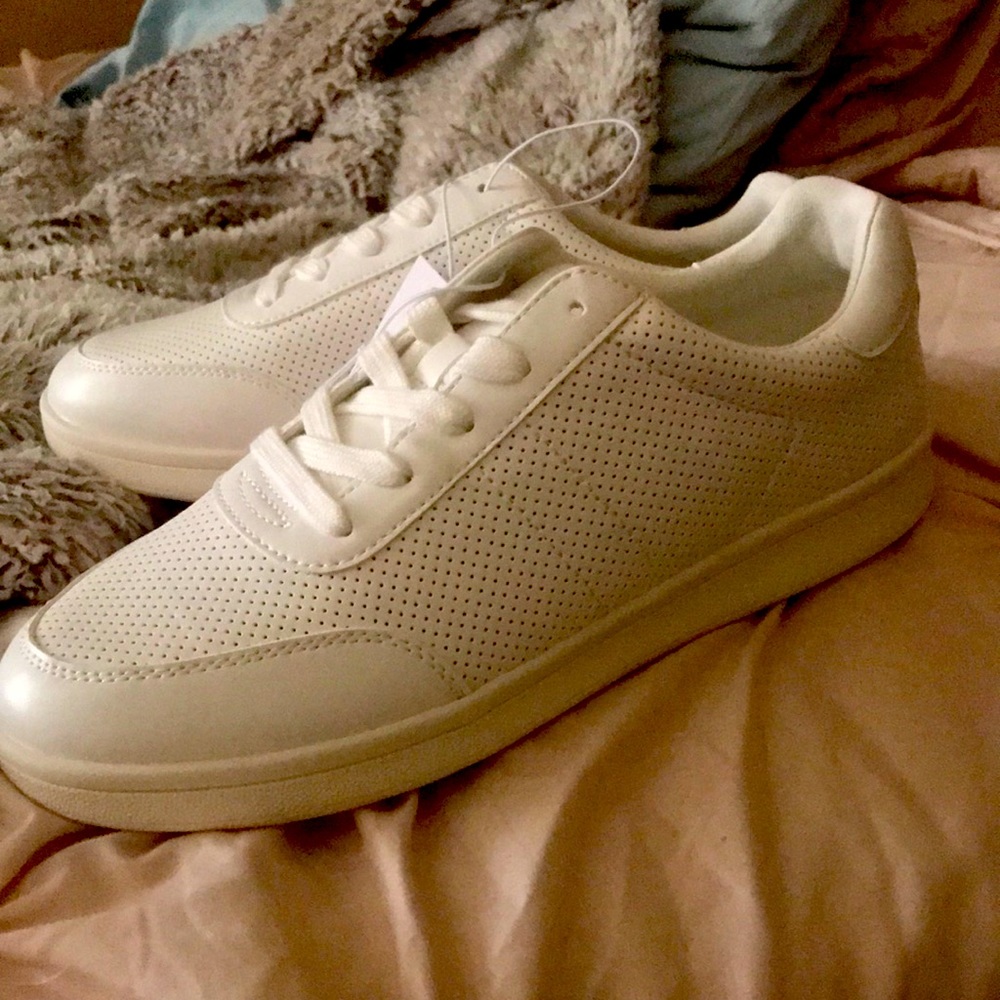 NWT Old Navy White Classic snakeskin sneaker.